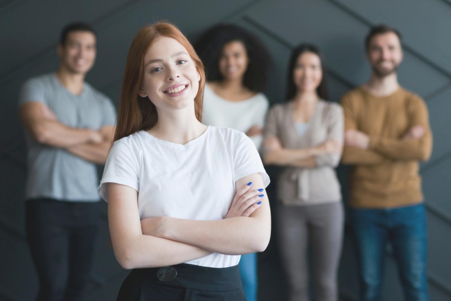 Profesionales analizando datos financieros en entorno colaborativo