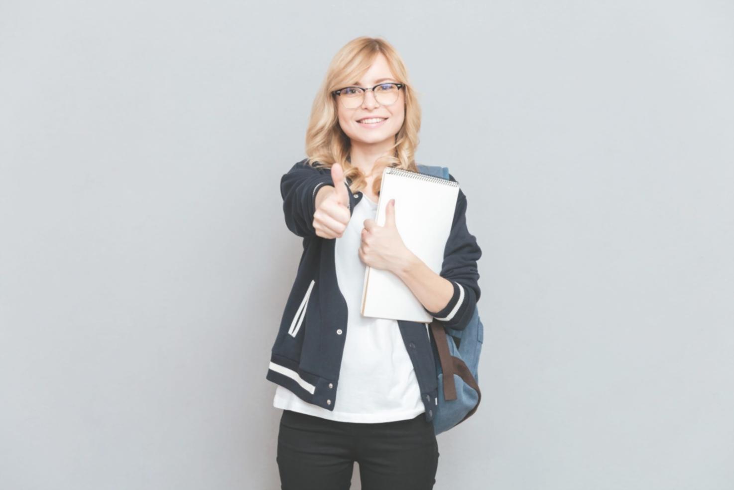 Estudiante revisando análisis financiero en ordenador