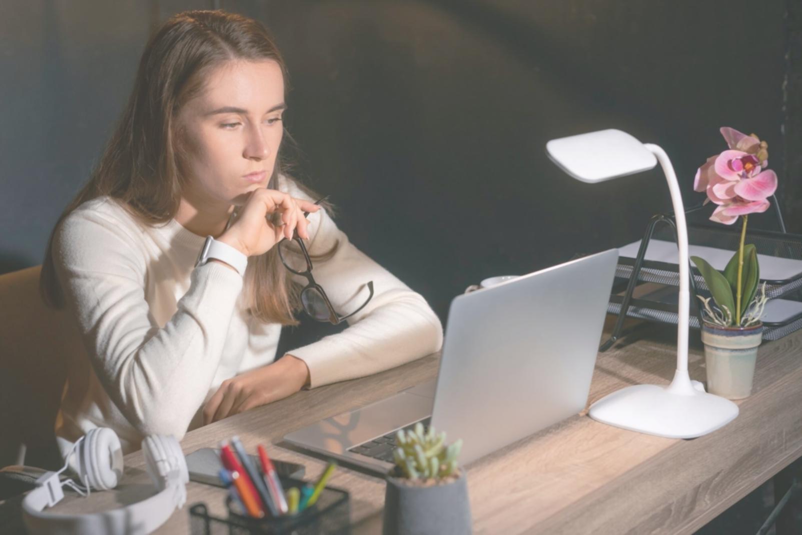 Equipo de poloriventa trabajando en análisis financiero